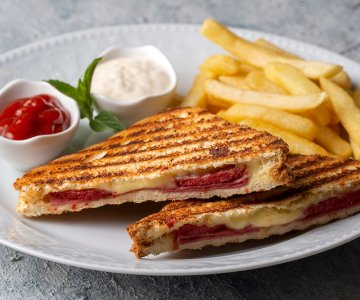 Sucuklu Tost